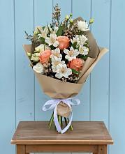 Букет цветов из:  Альстромерии, Лизиантусы, Розы и Хризантемы в Дракино