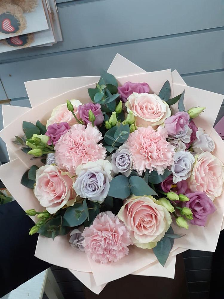 Букет цветов из: Розы, Гвоздики и Лизиантусы в Дракино